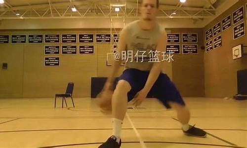 篮球胯下怎么运-篮球胯下拉回教程