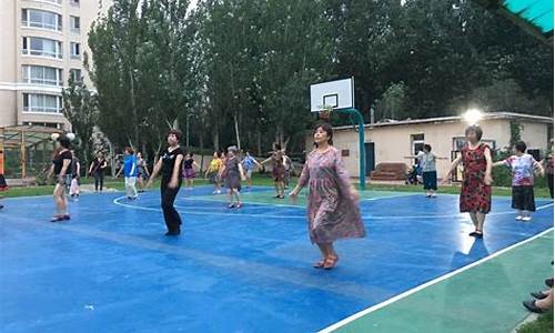 篮球场被占去跳广场舞能报警吗-篮球场被占