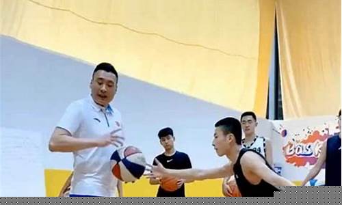 篮球突破脑后妙传教学-篮球突破技术动作