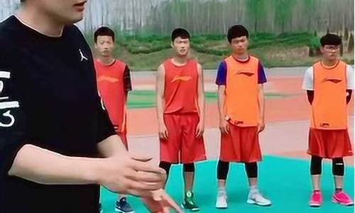 篮球教练传球搞笑视频-篮球教练传球搞笑