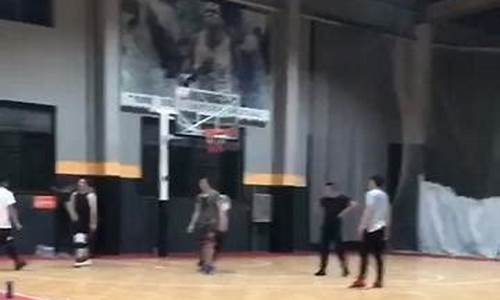 篮球脚怀终结变相-篮球 脚踢球